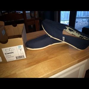 Never worn blue canvas Toms